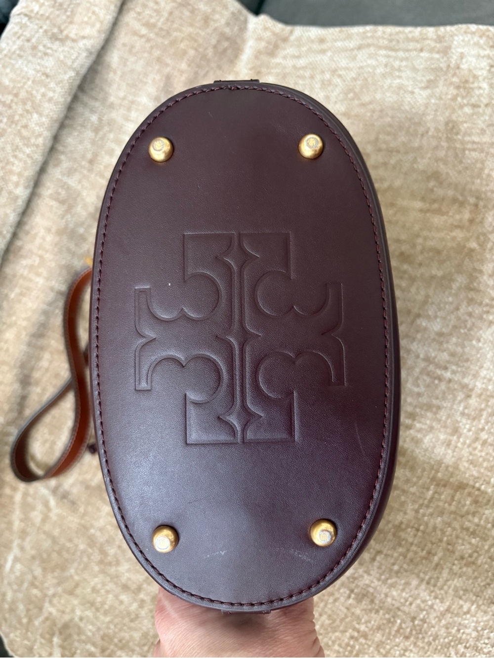 VGUC Tory Burch T Monogram Patent Embossed Bucket Bag Albarossa Deep Wine - Picture 3 of 10